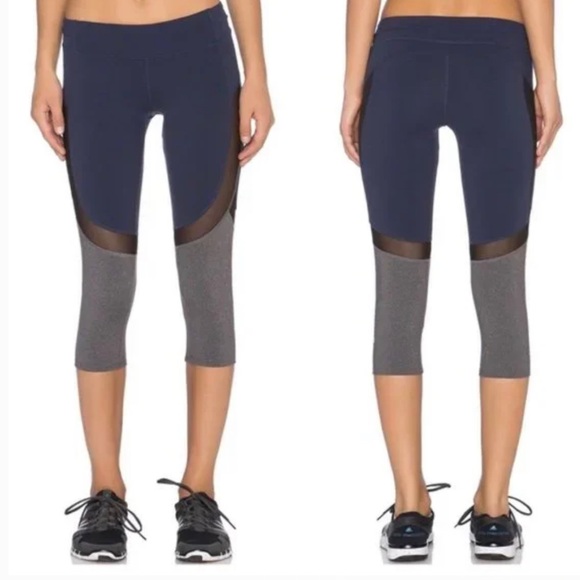 ALO Yoga Pants - Alo Yoga Curvature Yoga Capri Leggings - M, Color Block Navy / Black / Grey
